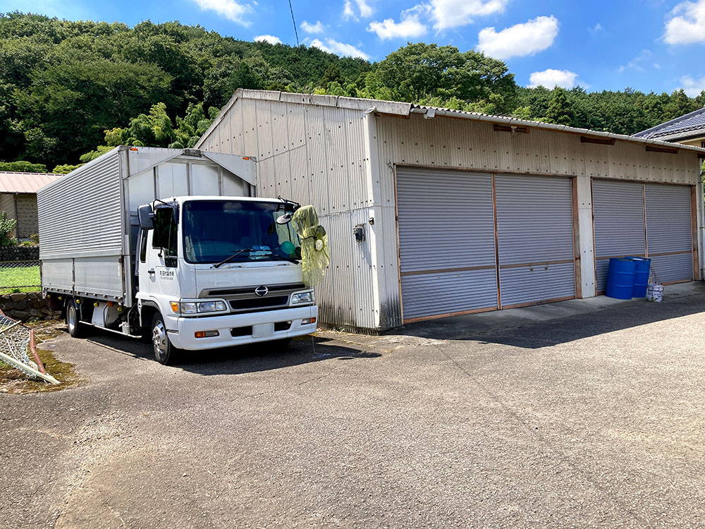 大型トラック、トレーラー用駐車場と倉庫