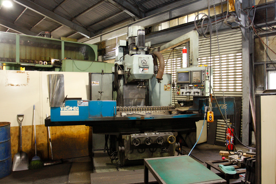 立型NCフライス盤